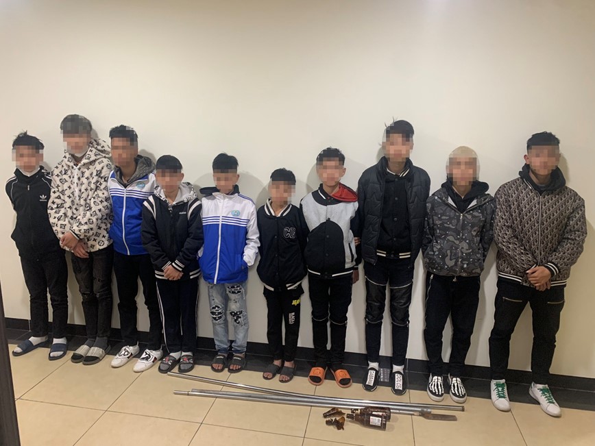 2 nhóm học sinh mang vũ khí giải quyết mâu thuẫn trên facebook - Hình ảnh 1 2 nhom hoc sinh mang vu khi giai quyet mau thuan tren facebook - Hinh anh 1