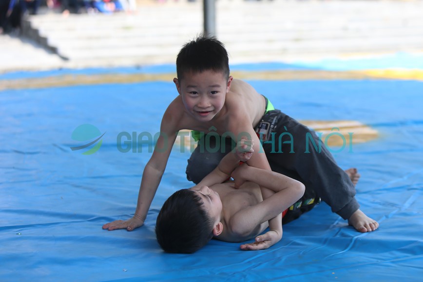 Ha Noi: Thanh thieu nien hao hung tham gia hoi vat lang Bung - Hinh anh 5