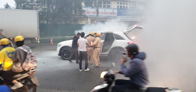 O to dang chay bat ngo boc chay tren duong Pham Hung - Hinh anh 1