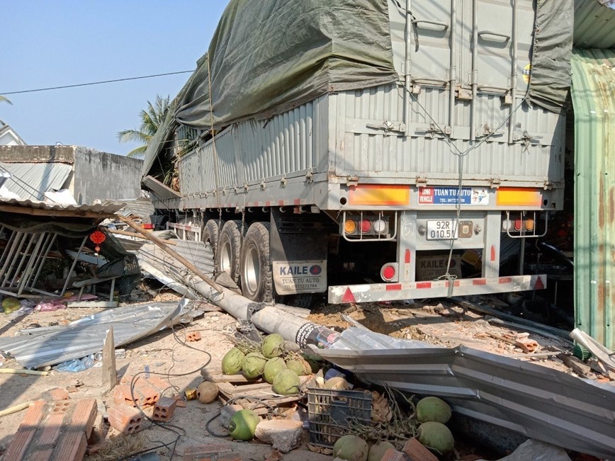 Xe tai mat lai lao vao quan nuoc, nhieu nguoi bi thuong - Hinh anh 1