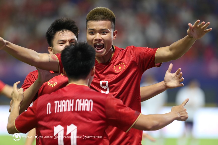 U22 Viet Nam gianh 3 diem trong tran ra quan tai SEA Games 32 - Hinh anh 1