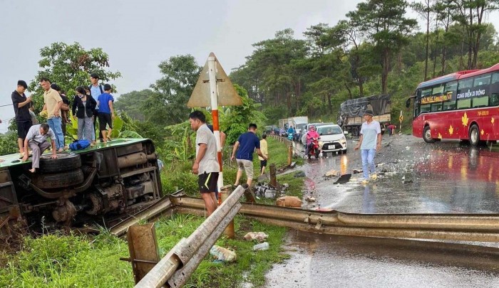 Tai nan giao thong moi nhat hom nay (4/6/2023): Va cham voi xe con, nguoi dan ong o Hai Phong bi o to tai can tu vong - Hinh anh 1