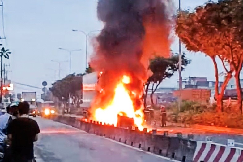 Tai nan giao thong moi nhat hom nay (6/6/2023): Xe tai bi lat khi dang do deo, 2 nguoi tu vong - Hinh anh 2