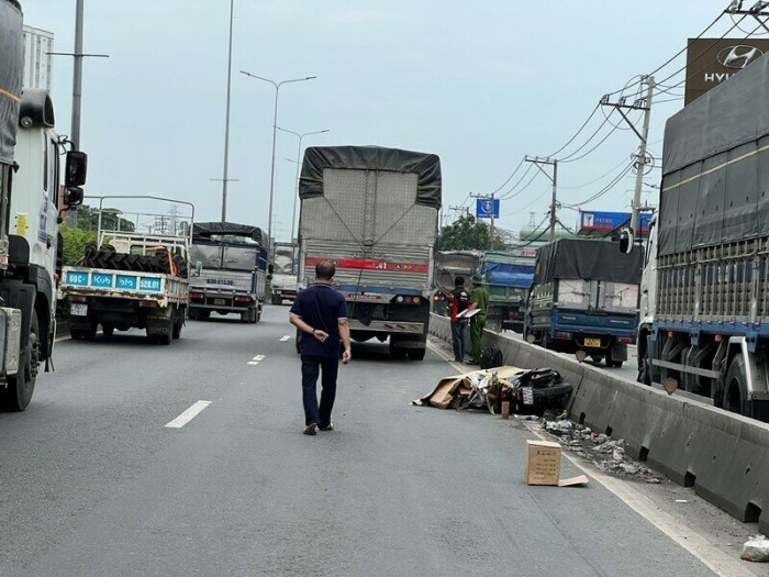 Tai nan giao thong moi nhat hom nay (7/6/2023): Chay vao duong cam, nam thanh nien bi xe tai dam tu vong - Hinh anh 1