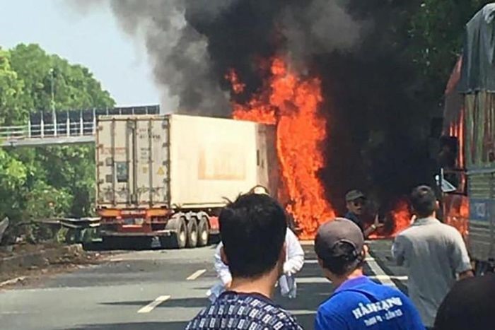 Xe container boc chay du doi tren cao toc Phap Van - Cau Gie - Hinh anh 1