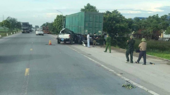 Tai nan giao thong moi nhat hom nay (15/7/2023): Xe ban tai va cham xe container, 2 nguoi tu vong - Hinh anh 1