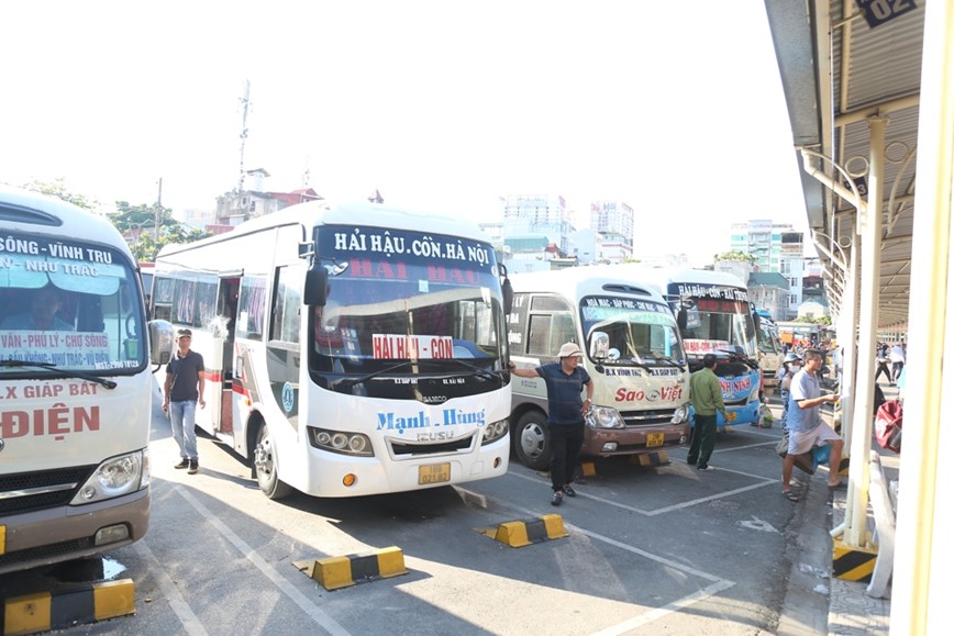 Ha Noi: Hanh khach un un den ben xe ve que nghi le - Hinh anh 10