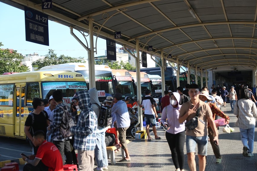 Ha Noi: Hanh khach un un den ben xe ve que nghi le - Hinh anh 12