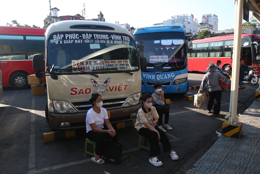 Ha Noi: Hanh khach un un den ben xe ve que nghi le - Hinh anh 9