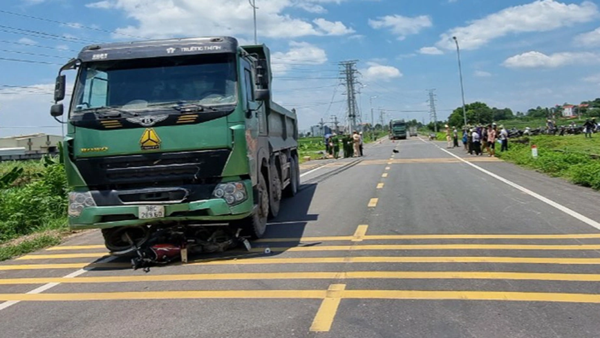 Tai nan giao thong moi nhat hom nay (31/8/2023): Container dam vao o to khach do tren quoc lo 5 - Hinh anh 2