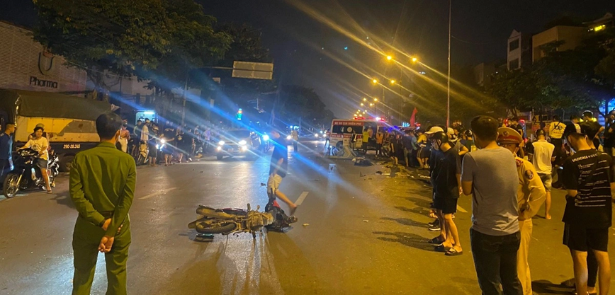 Tai nan giao thong moi nhat hom nay (31/8/2023): Container dam vao o to khach do tren quoc lo 5 - Hinh anh 3