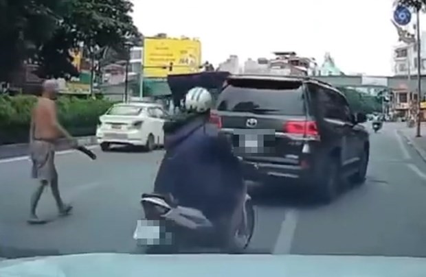 Triệu tập người đàn ông cởi trần phi dao cắm vào kính ô tô đang chạy trên đường - Hình ảnh 1 Trieu tap nguoi dan ong coi tran phi dao cam vao kinh o to dang chay tren duong - Hinh anh 1
