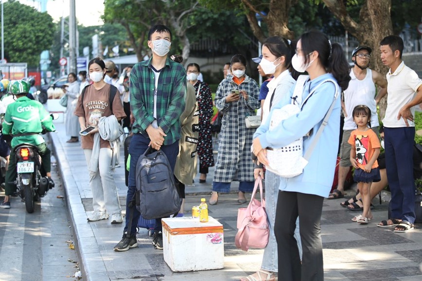 Ha Noi: Hanh khach un un den ben xe ve que nghi le - Hinh anh 4