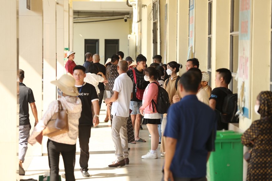 Ha Noi: Hanh khach un un den ben xe ve que nghi le - Hinh anh 13