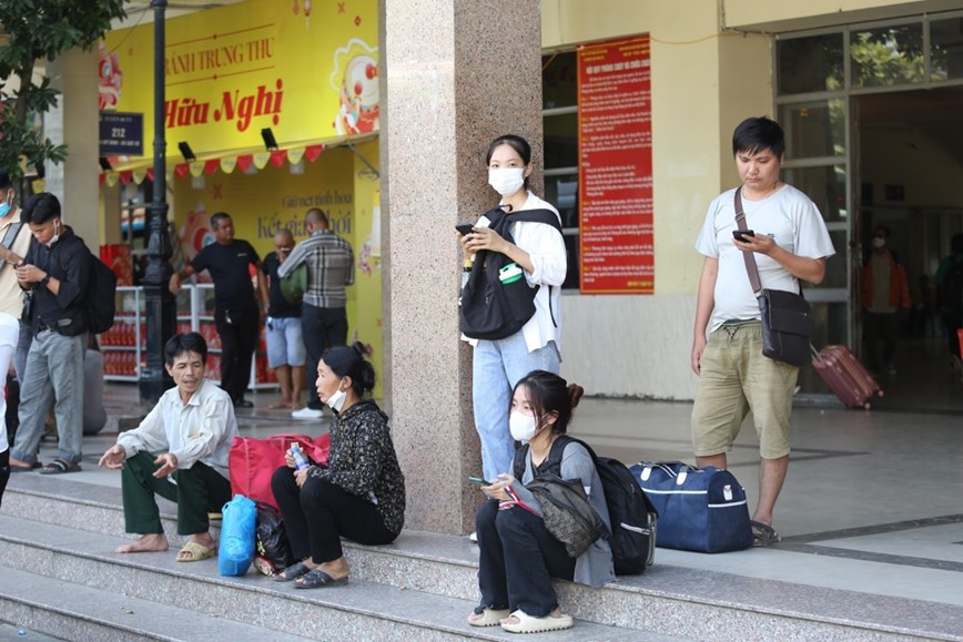 Ha Noi: Hanh khach un un den ben xe ve que nghi le - Hinh anh 5