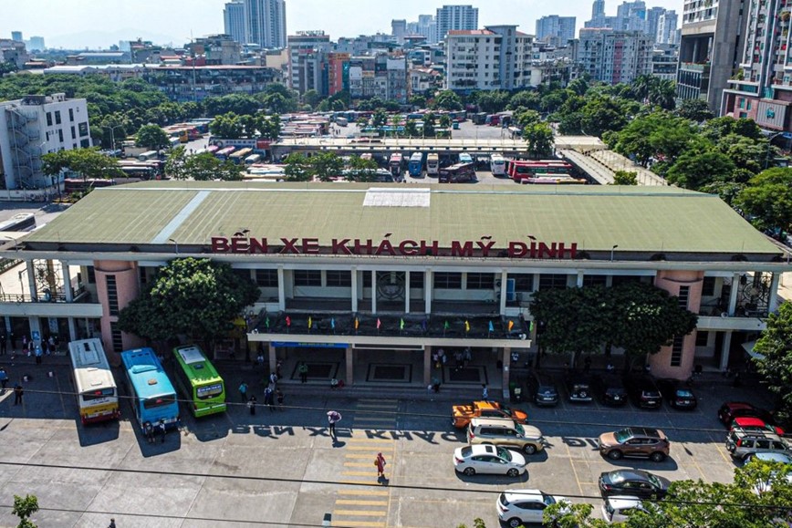 Ha Noi: Hanh khach un un den ben xe ve que nghi le - Hinh anh 1