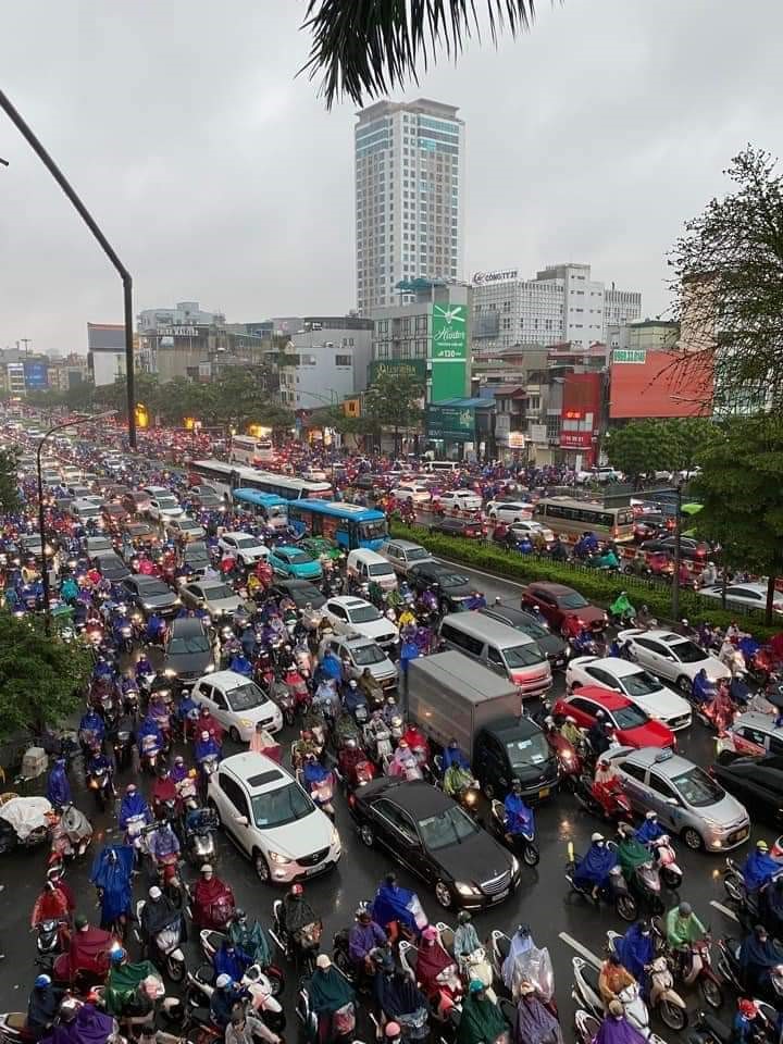 Ha Noi mua trang troi, gio giat manh nhu bao dung gio cao diem sang 28/9 - Hinh anh 25