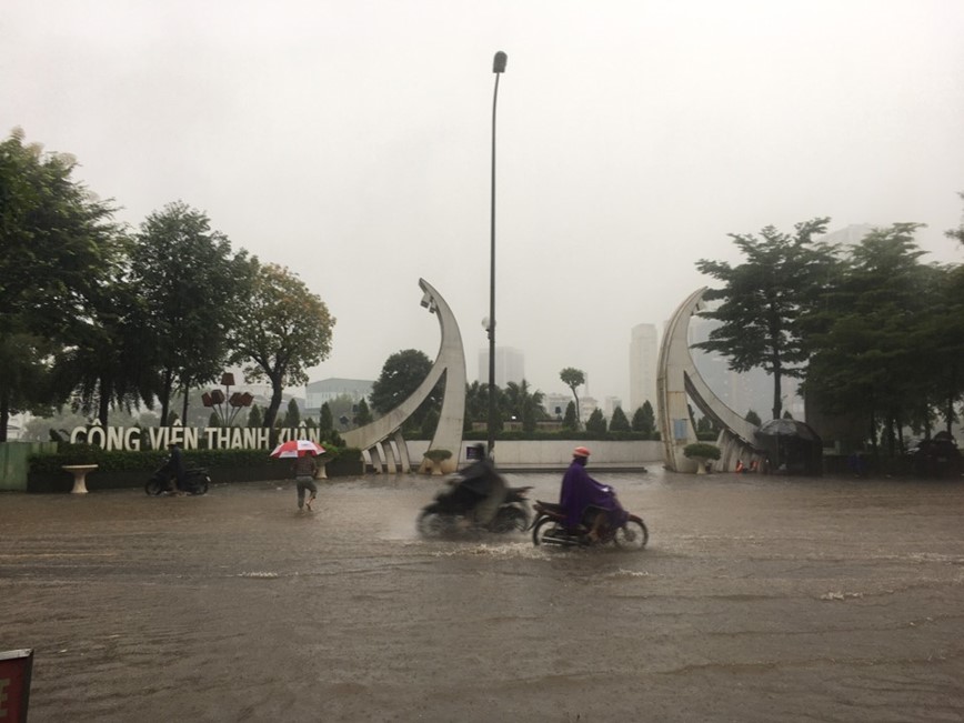 Ha Noi mua trang troi, gio giat manh nhu bao dung gio cao diem sang 28/9 - Hinh anh 12