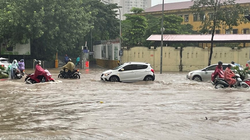 Ha Noi mua trang troi, gio giat manh nhu bao dung gio cao diem sang 28/9 - Hinh anh 13