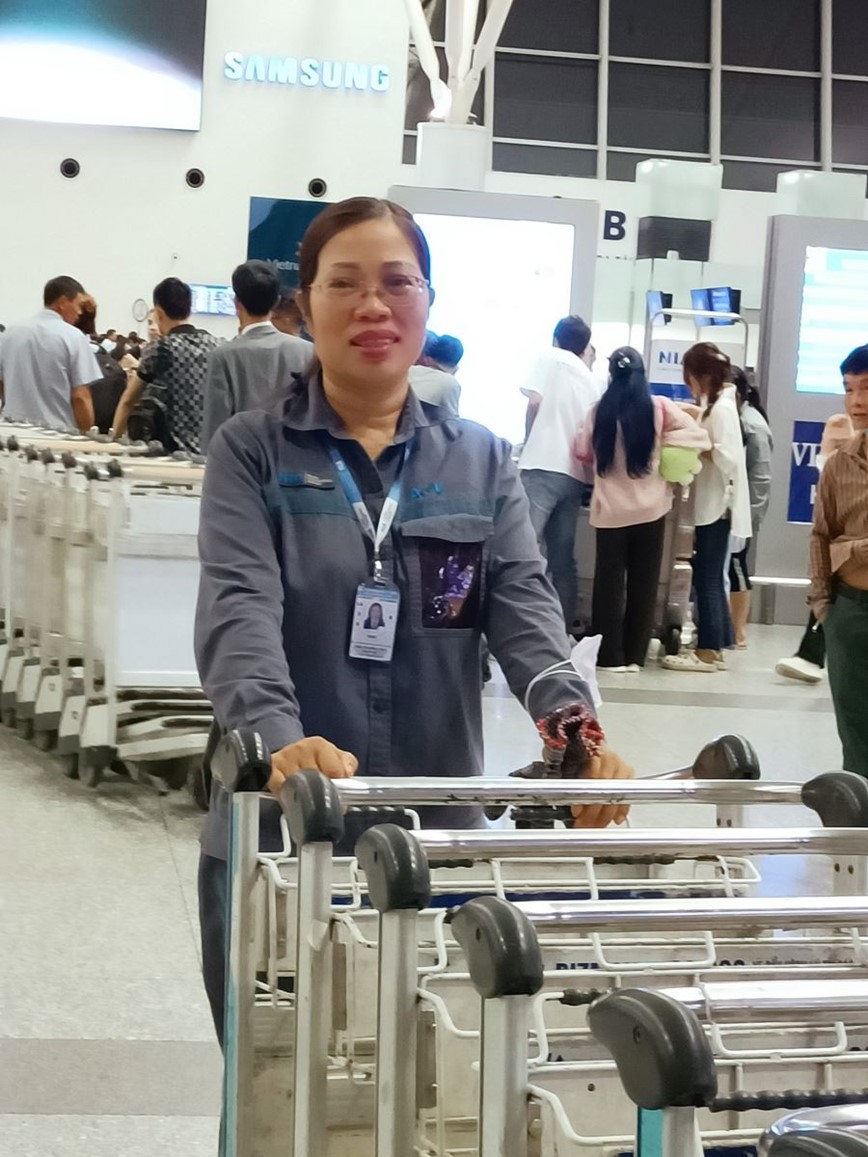 Nữ nhân viên xe đẩy của Cảng HKQT Nội Bài giúp hành khách tìm lại túi tiền trị giá hơn 200 triệu đồng - Hình ảnh 1 Nu nhan vien xe day cua Cang HKQT Noi Bai giup hanh khach tim lai tui tien tri gia hon 200 trieu dong - Hinh anh 1
