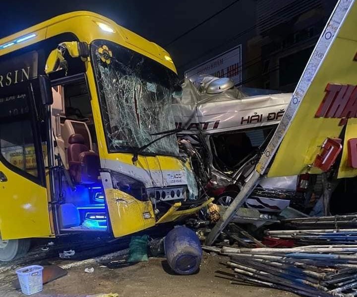 Hai xe khách tông nhau trên quốc lộ lúc rạng sáng, 4 người tử vong - Hình ảnh 1 Hai xe khach tong nhau tren quoc lo luc rang sang, 4 nguoi tu vong - Hinh anh 1