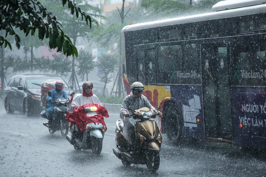 Thoi tiet ngay 7/10: Bac Bo co mua rao va dong, co noi mua rat to  - Hinh anh 1