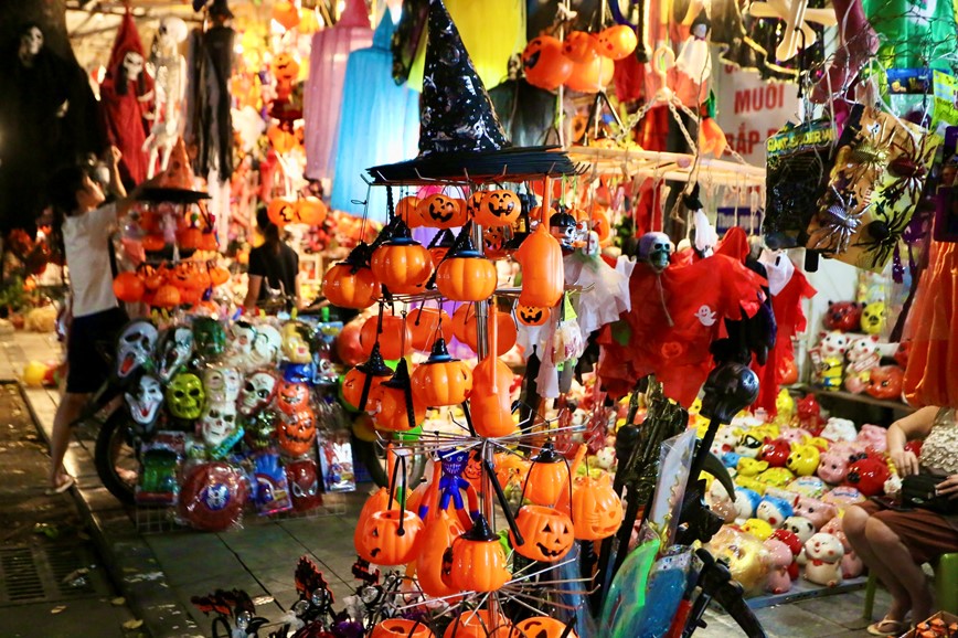 Pho Hang Ma ngap tran do choi “kinh di” truoc ngay Halloween - Hinh anh 11