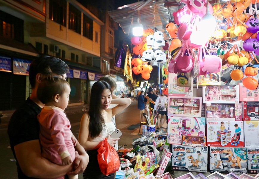 Pho Hang Ma ngap tran do choi “kinh di” truoc ngay Halloween - Hinh anh 4