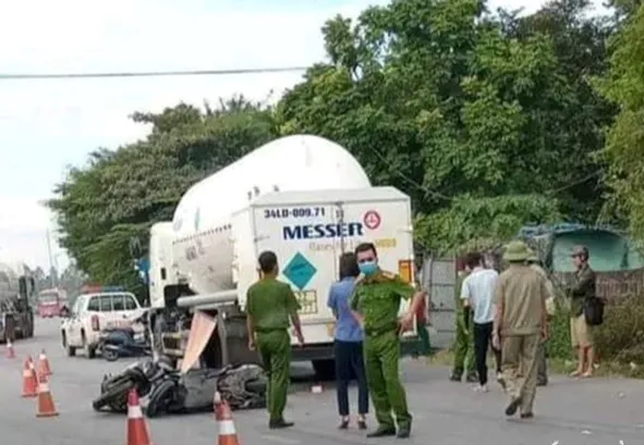 Tai nan giao thong moi nhat hom nay (19/10/2023): Bi o to chen qua nguoi, nguoi phu nu tu vong - Hinh anh 1