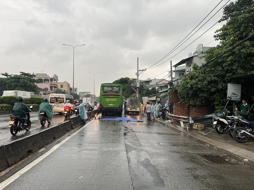 Tai nan giao thong moi nhat hom nay (24/10/2023): Mot thay giao tu vong tren duong, nghi do bi tai nan giao thong - Hinh anh 3