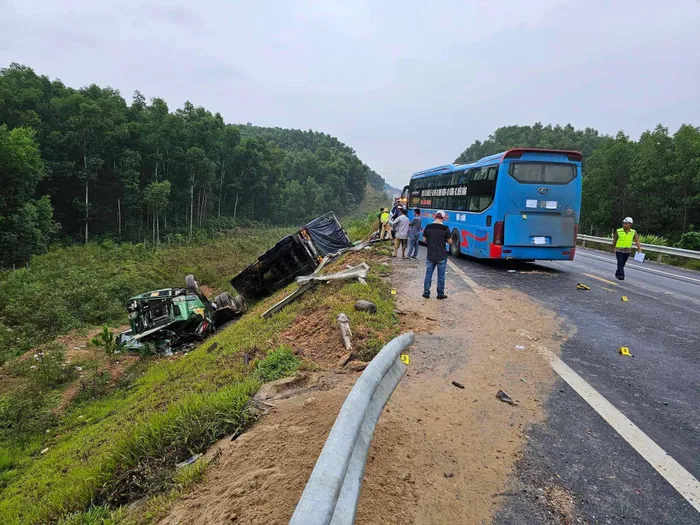 Tai nan giao thong moi nhat hom nay (2/11/2023): O to tai cho dat can chet nguoi phu nu tren duong lien thon - Hinh anh 1