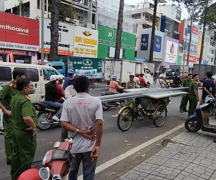 Tai nan giao thong moi nhat hom nay (7/11/2023): Xe khach giuong nam tong xe dau keo, mot nguoi tu vong  - Hinh anh 1