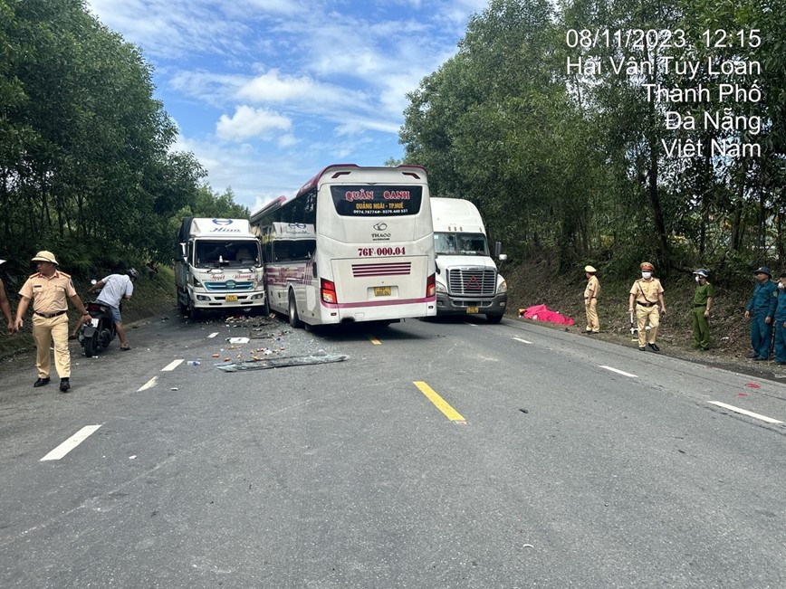 Tai nan giao thong moi nhat hom nay (8/11/2023): Tai xe xe cap cuu buon ngu, tong trung o to CSGT tren cao toc - Hinh anh 2