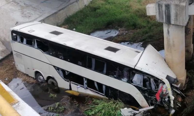 Lat xe buyt tren duong cao toc, 12 nguoi thiet mang - Hinh anh 1