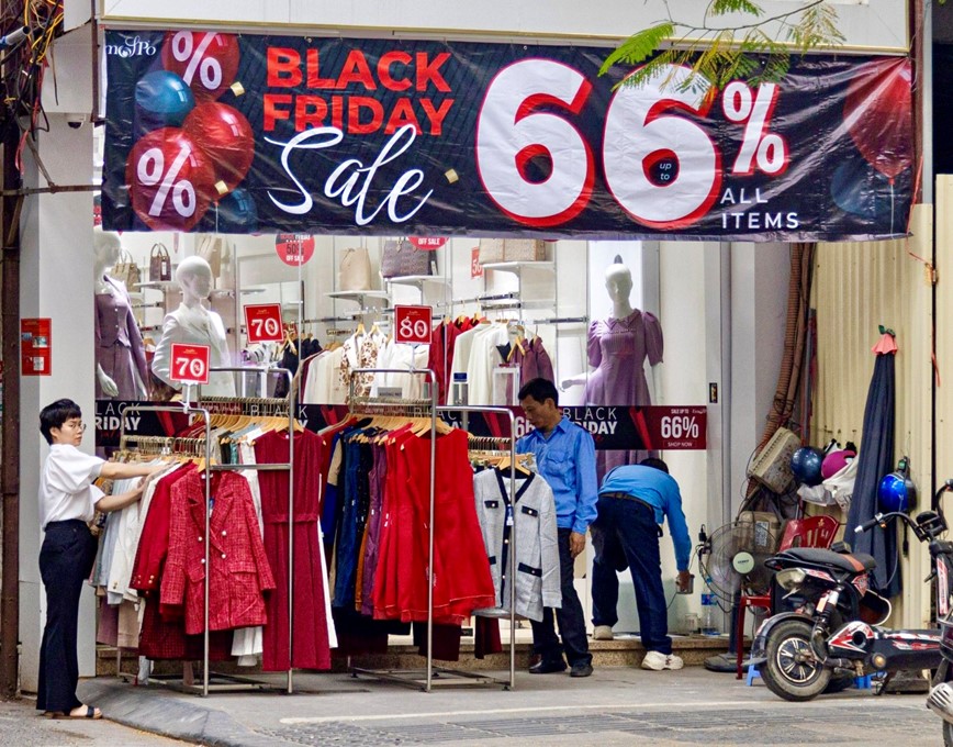 Cac cua hang dong loat treo bien sale “khung” dip Black Friday - Hinh anh 11