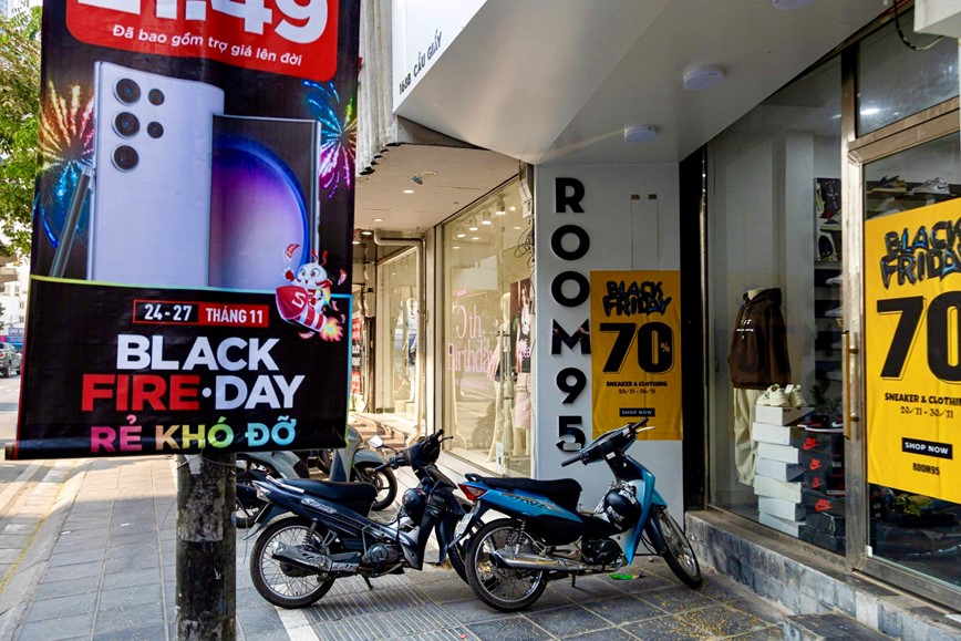 Cac cua hang dong loat treo bien sale “khung” dip Black Friday - Hinh anh 12