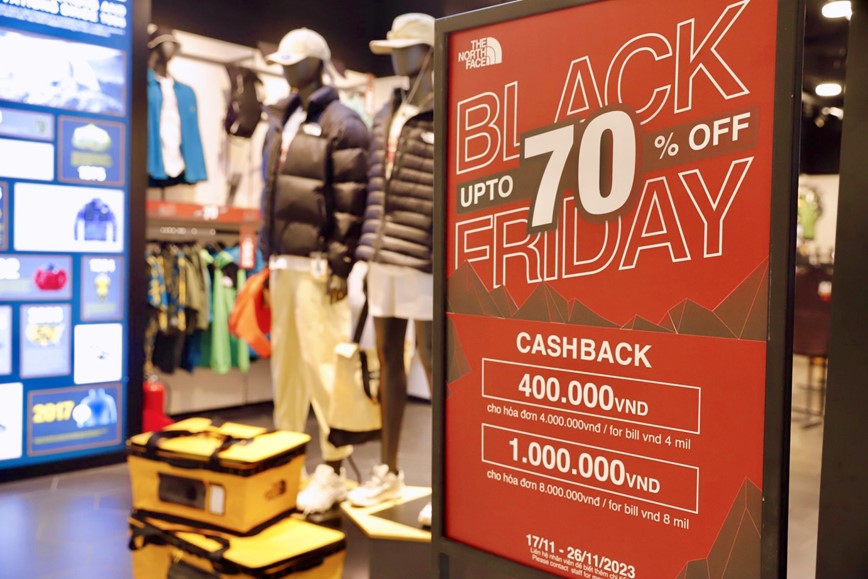 Cac cua hang dong loat treo bien sale “khung” dip Black Friday - Hinh anh 2