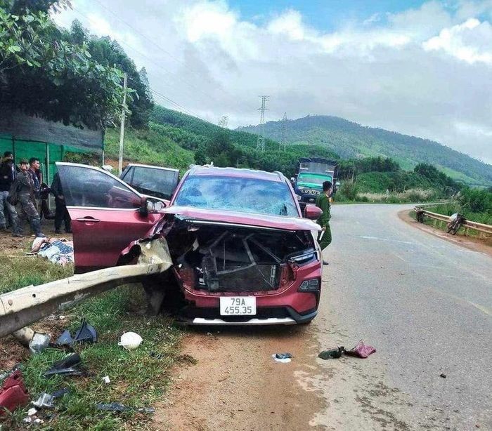 Khoi to tai xe tu tong xe vao ho lan khien 2 nguoi di cung tu vong - Hinh anh 1