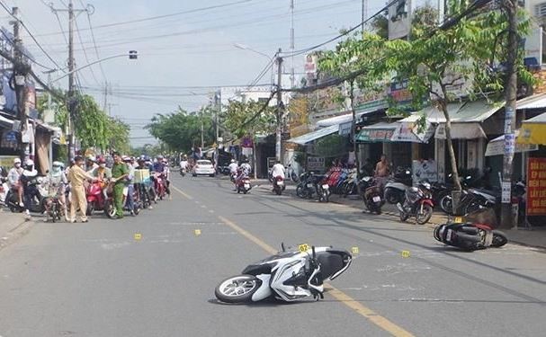 Tai nan giao thong moi nhat hom nay (12/12/2023): Nguoi phu nu tu vong sau khi va cham voi xe ben tren quoc lo 1 - Hinh anh 1