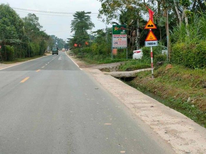 Tai nan giao thong moi nhat hom nay (12/12/2023): Nguoi phu nu tu vong sau khi va cham voi xe ben tren quoc lo 1 - Hinh anh 3