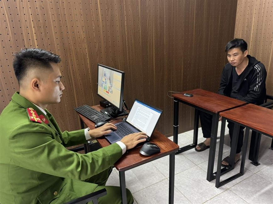 Khoi to doi tuong mao danh can bo Cong an de lua dao, chiem doat tai san - Hinh anh 1