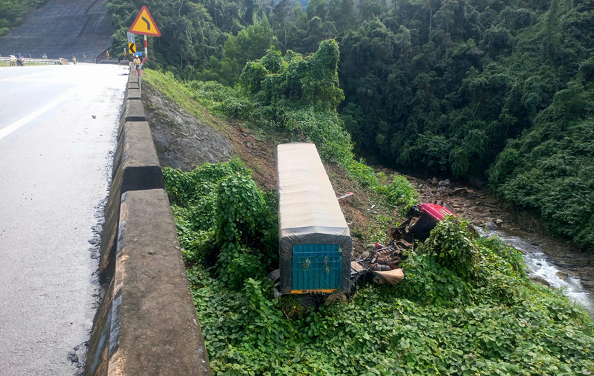 Tai nan giao thong moi nhat hom nay (18/12/2023): Hai xe dau keo dam truc dien tren cao toc, 3 nguoi thuong vong - Hinh anh 2