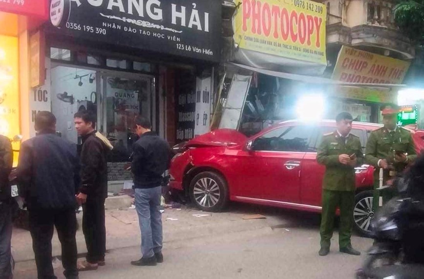 Ha Noi: Dieu tra nguyen nhan vu tai nan khien 2 nguoi thuong vong - Hinh anh 1