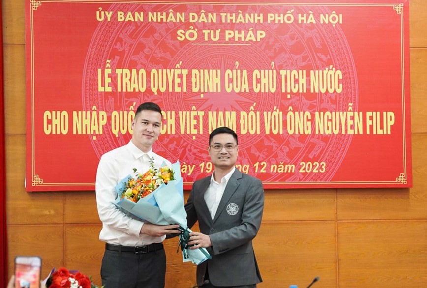 Trao Quyet dinh cua Chu tich Nuoc cho nhap quoc tich doi voi thu mon Nguyen Philip - Hinh anh 1