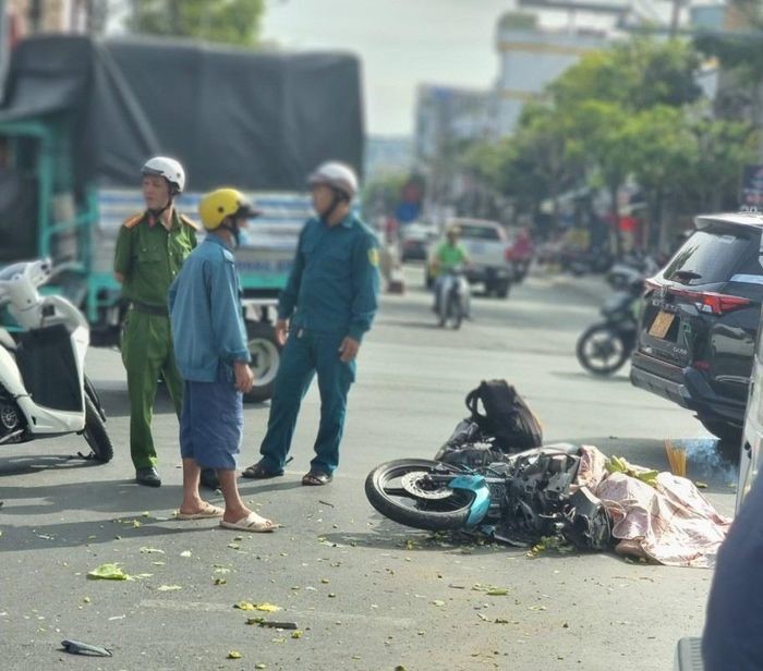 Tai nan giao thong moi nhat hom nay (22/12/2023): Xe may tong nguoi di bo, mot phu nu tu vong - Hinh anh 1