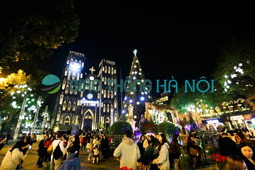 Ve dep cua Nha tho Lon Ha Noi ve dem dip Giang sinh 2023 - Hinh anh 1