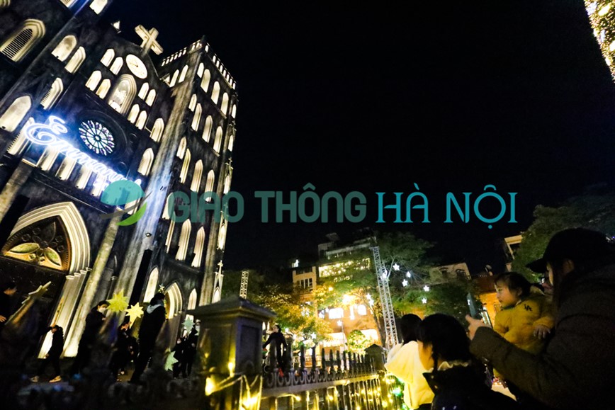 Ve dep cua Nha tho Lon Ha Noi ve dem dip Giang sinh 2023 - Hinh anh 10