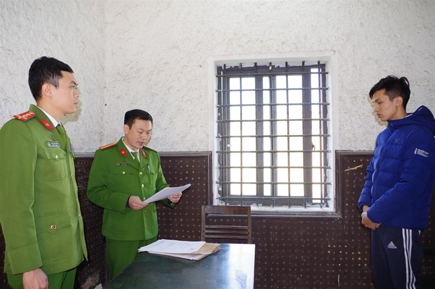Khởi tố đối tượng lái xe ô tô đâm vào lực lượng CSGT đang làm nhiệm vụ - Hình ảnh 1 Khoi to doi tuong lai xe o to dam vao luc luong CSGT dang lam nhiem vu - Hinh anh 1
