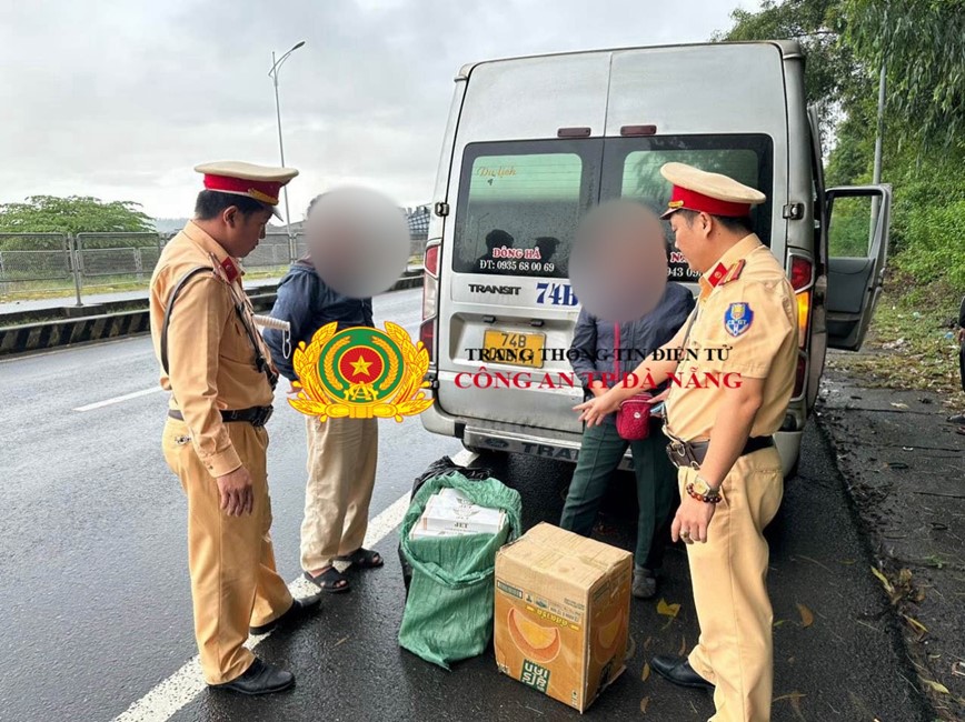 Kiem tra xe cho khach co nhieu bieu hien nghi van, phat hien lo hang thuoc la lau - Hinh anh 1