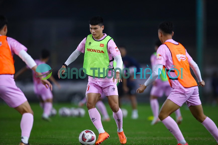 HLV Philippe Troussier bo sung cau thu U23 trong buoi tap cua tuyen Viet Nam - Hinh anh 5